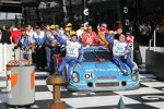 Die siegreiche -Crew auf dem Weg in die Victory Lane