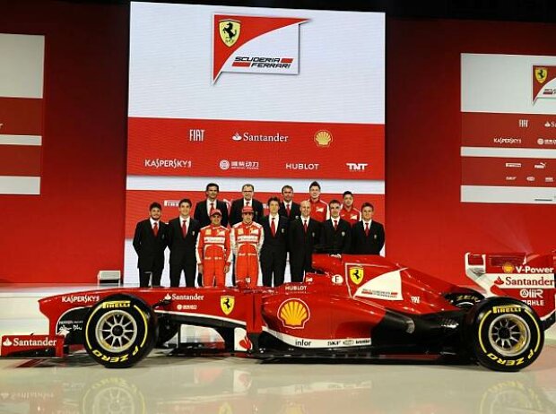 Titel-Bild zur News: Das Ferrari-Team mit dem F138 für die Saison 2013
