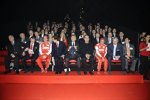 Piero Ferrari, Stefano Domenicali, Fernando Alonso, John Elkann, Luca di Montezemolo, Sergio Marchionne und Felipe Massa (Ferrari) im Publikum