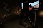 Red-Bull-Fabrik in Milton Keynes: Der Simulator steht auf einem beweglichen Aufbau, durch dessen Bewegungen manche Fahrer seekrank werden (zum Beispiel Michael Schumacher)