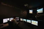 Red-Bull-Fabrik in Milton Keynes: Ein Ingenieur überwacht die Daten des Simulators in Echtzeit