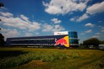 Red-Bull-Fabrik in Milton Keynes: Von direkten Nachbarn ist die Rennwagen-Schmiede nicht geplagt