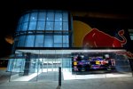 Red-Bull-Fabrik in Milton Keynes: Eingangsbereich bei Nacht