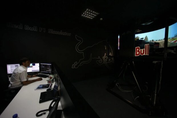  ~Red-Bull-Fabrik in Milton Keynes: Ein bisschen gleicht der Simulator einem NASA-Kontrollraum~ 