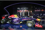 Christian Horner, Adrian Newey, Mark Webber (Red Bull) und Sebastian Vettel (Red Bull) mit dem RB9