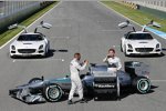 Lewis Hamilton (Mercedes) und Nico Rosberg (Mercedes) fotografieren den F1 W04 mit ihren neuen Handys