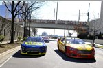 Joey Logano (Penske) und Ricky Stenhouse (Roush) in den Straßen von Charlotte