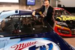 Ford-Rennchef Jamie Allison klebt den Konzernaufkleber auf die Windschutzscheibe