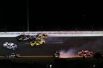 Der Crash in Segment 1: Denny Hamlin, Kyle Busch (beide Gibbs) und Jimmie Johnson an der Mauer, Mark Martin (Waltrip) und Jeff Gordon (Hendrick) ebenfalls auf Abwegen