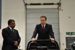 David Cameron und Tony Fernandes (Caterham)