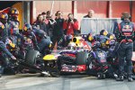 Sebastian Vettel (Red Bull) und seine Mannschaft übten am Mittwochmorgen immer wieder Reifenwechsel mit neuen Werkzeugen.