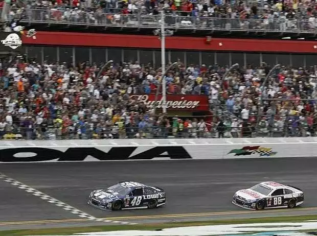 Jimmie Johnson gewinnt vor Dale Earnhardt Jr. Titel-Bild zur News: Jimmie Johnson gewinnt vor Dale Earnhardt Jr.