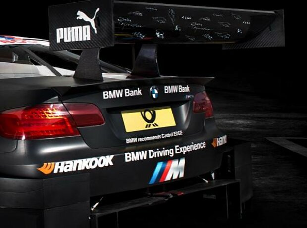 Titel-Bild zur News: Fan-Unterschriften auf dem BMW-Heckflügel von Bruno Spengler
