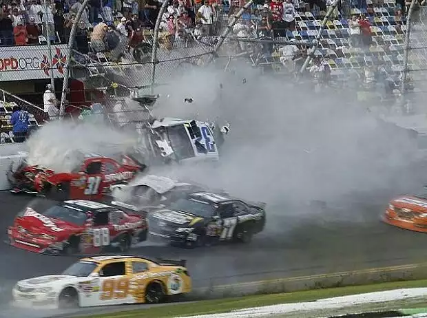 Kyle Larson Crash Titel-Bild zur News: Kyle Larson Crash