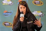 Danica Patrick (Stewart/Haas) spricht zu den Medien