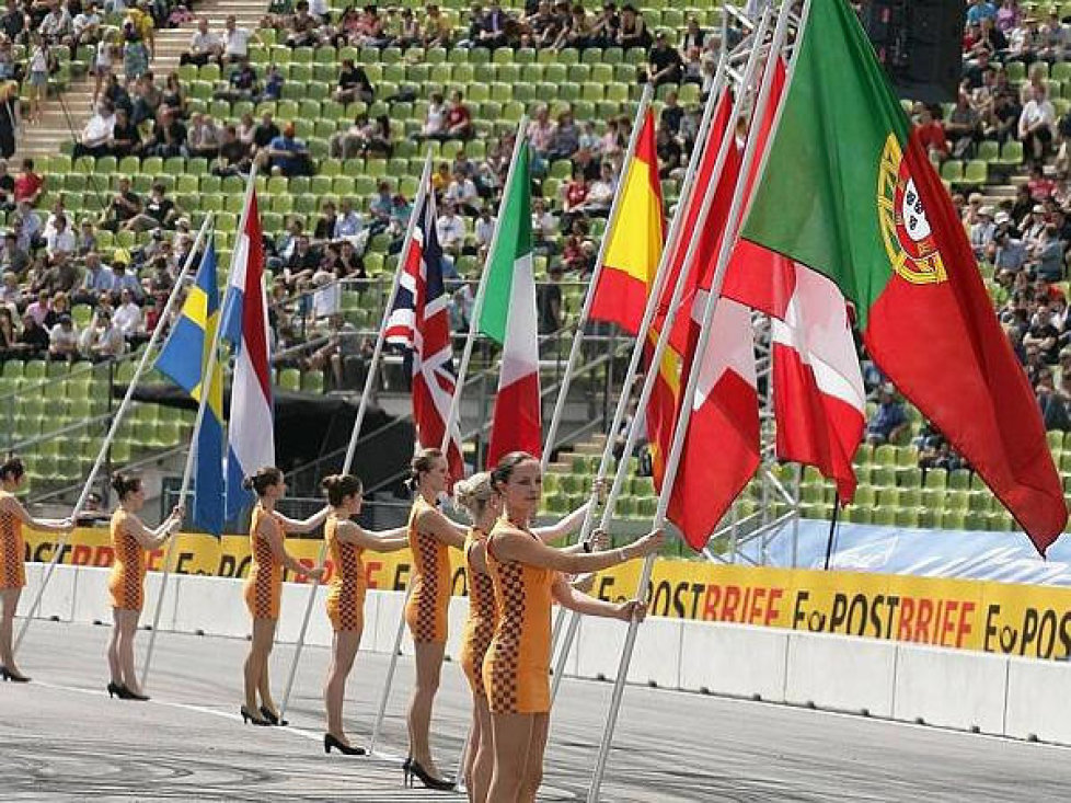 Flaggenparade im Olympiastadion