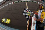 Runde 316: Carl Edwards (Roush) siegt nach fast zwei Jahren wieder im Sprint-Cup