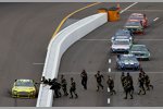 Carl Edwards (Roush) lässt von seinem Team feiern