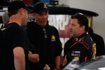 Tony Stewart im Gespräch mit seiner Crew - in der Mitte Crewchief Steve Addington