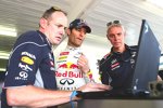 Mark Webber (Red Bull) prüft noch einmal nach, ob er Nico Hülkenbergs Rundenrekord wirklich unterboten hat