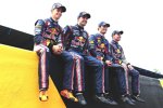Casey Stoner, Craig Lowndes, Mark Webber und Jamie Whincup posieren im Red-Bull-Overall