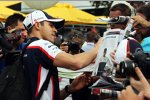 Pastor Maldonado (Williams) gibt Autogramme