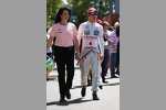 Sergio Perez (McLaren) mit Pressesprecherin Sylvia Hoffer