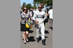 Lewis Hamilton (Mercedes) mit Pressesprecherin Nicola Armstrong