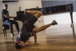 Daniel Ricciardo (Toro Rosso) lernt Breakdancen mit Niranh 