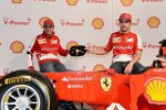 Felipe Massa und Fernando Alonso mit einem Lego-Ferrari