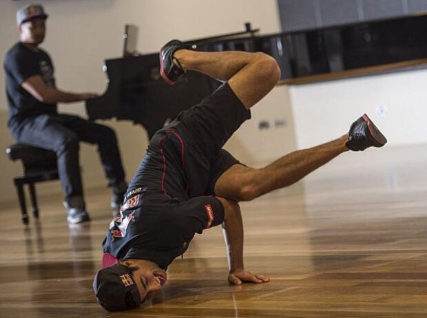 Titel-Bild zur News: Daniel Ricciardo beim Breakdance