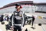 Jimmie Johnson beobachtet das Geschehen im Freien Training