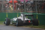 Lewis Hamilton (Mercedes) strandete kurzfristig neben der Strecke, konnte sich per Rückwärtsgang jedoch aus dem Schlamm befreien