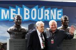 Jack Brabham und Alan Jones - und das doppelt, wenn man die Statuen mitzählt