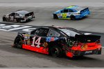 Der zerknitterte Stewart/Haas-Chevy von Tony Stewart nach frühem Abflug in die Mauer