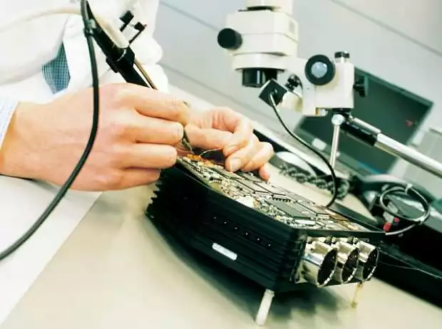 Filigrane Arbeit bei McLaren Electronic Systems Titel-Bild zur News: Filigrane Arbeit bei McLaren Electronic Systems