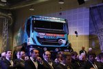 Das Publikum vor einem Iveco-Dakar-Truck