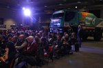 Das Publikum vor einem Iveco-Dakar-Truck