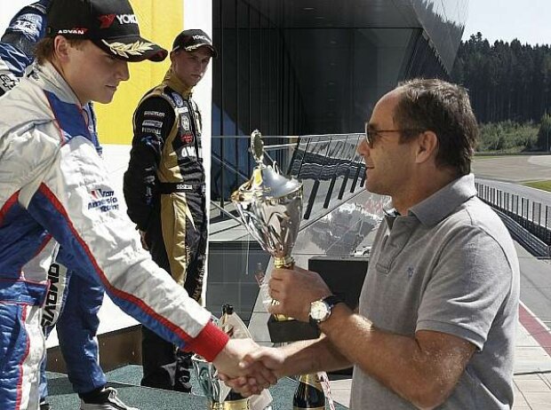 Gerhard Berger übergibt den Pokal an seinen Neffen Lucas Auer Gerhard Berger übergibt den Pokal an seinen Neffen Lucas Auer