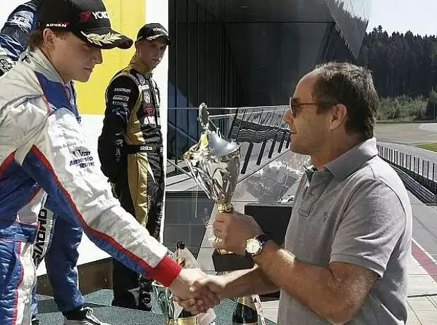 Gerhard Berger übergibt den Pokal an seinen Neffen Lucas Auer Titel-Bild zur News: Gerhard Berger übergibt den Pokal an seinen Neffen Lucas Auer