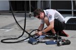 McLaren-Mechaniker entwirrt die Schlagschrauber-Schläuche