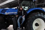 Robert Huff (Münnich-SEAT) posiert mit einem New-Holland-Traktor