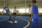 Esteban Gutierrez (Sauber) und der FC Chelsea referieren vor Kindern in Malaysia