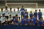 Esteban Gutierrez (Sauber) und der FC Chelsea referieren vor Kindern in Malaysia