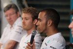 Ross Brawn, Nico Rosberg und Lewis Hamilton (Mercedes) 