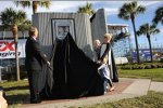 Susie Wheldon enthüllt das Denkmal für Dan Wheldon