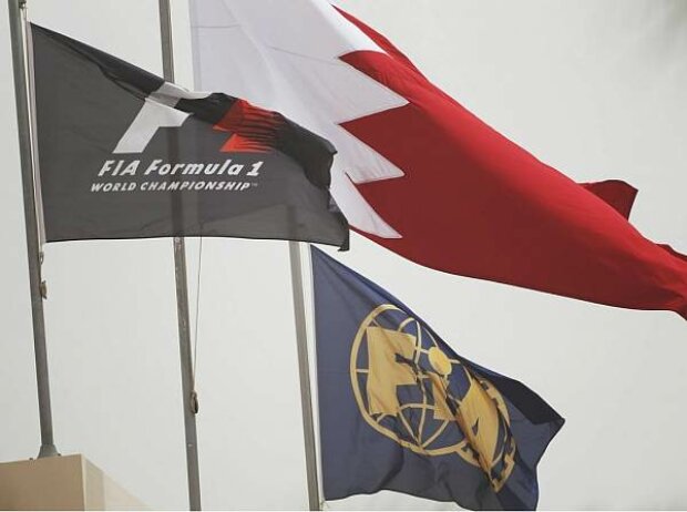 Titel-Bild zur News: Formel-1-, Bahrain- und FIA-Flagge
