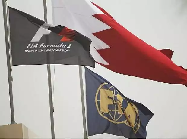 Formel-1-, Bahrain- und FIA-Flagge Titel-Bild zur News: Formel-1-, Bahrain- und FIA-Flagge