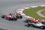 Mark Webber (Red Bull) vor Fernando Alonso, Felipe Massa (Ferrari) und Nico Rosberg (Mercedes) 