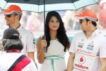 Jenson Button (McLaren) und Sergio Perez (McLaren) mit einem Gridgirl